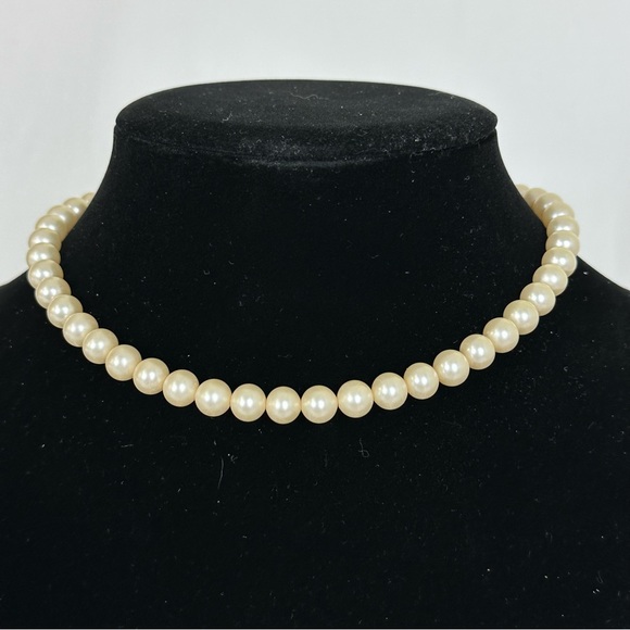 CROWN TRIFARI Vintage Mid-Century Faux Pearl Choker Necklace Silver Tone Clasp - Picture 1 of 12